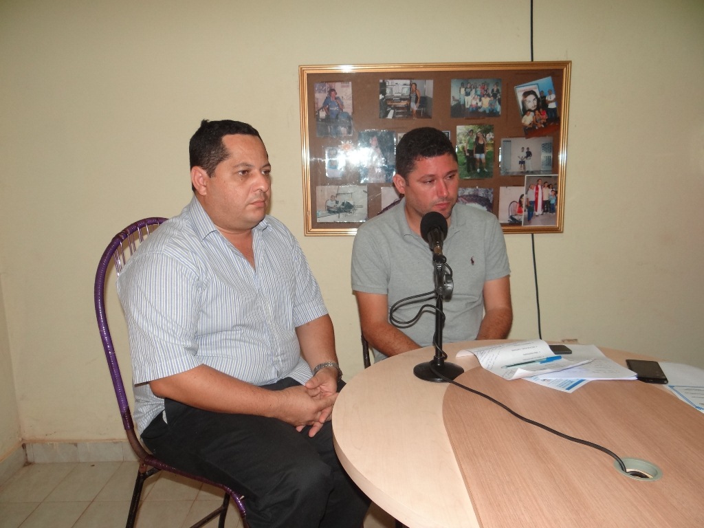 Prefeito Hernando Macedo acompanhado pelo representante da CAEMA Erione Campêlo.