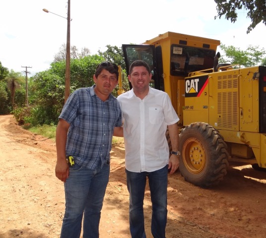 Junior Lima e Hernando Macedo visitando obras de melhoria nas estadas vicinais dos povoados de Dom Pedro.